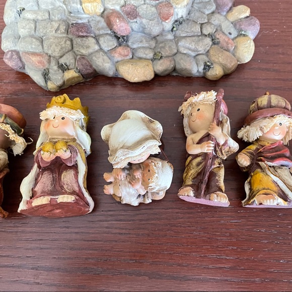 Kurt S Adler Children Nativity Set With Stable - Picture 8 of 10